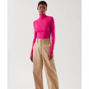 SLIM-FIT MERINO WOOL TURTLENECK TOP IN BRIGHT PINK